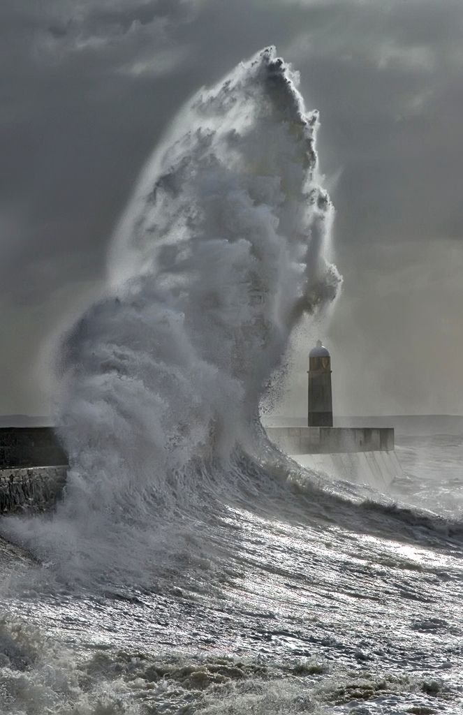 Onda frangente e faro