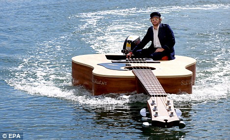 Josh Pyke naviga su una chitarra