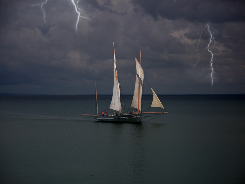 barca a vela tra i fulmini