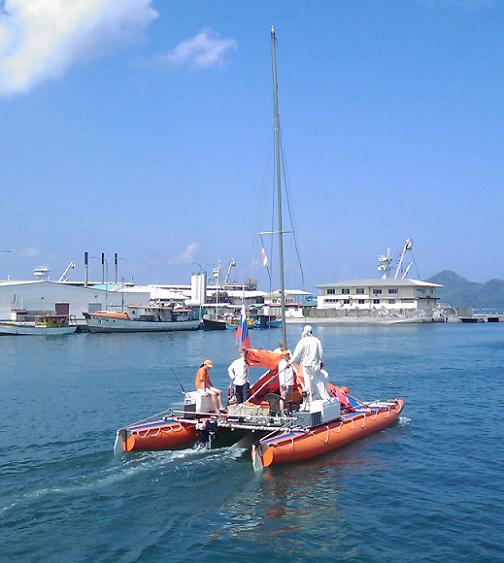 russi su catamarano con scafi gonfiabili