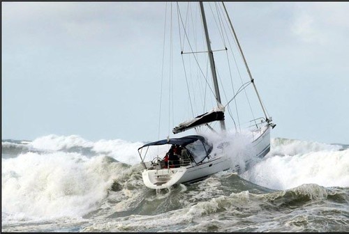 barca su mare in burrasca