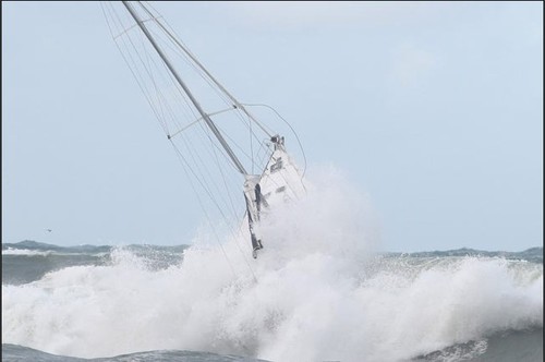 barca su mare in burrasca 3