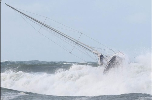 barca su mare in burrasca 5