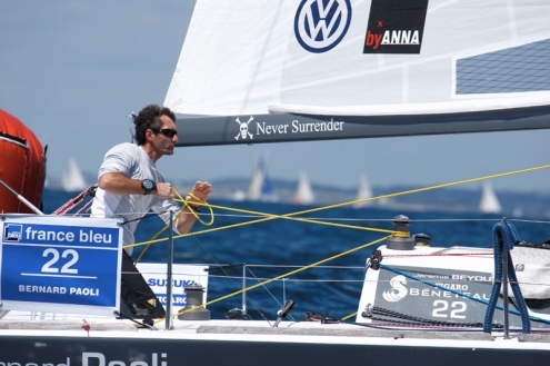 Jérémie Beyou (Bernard Paoli) vince il prologo de la solitaire