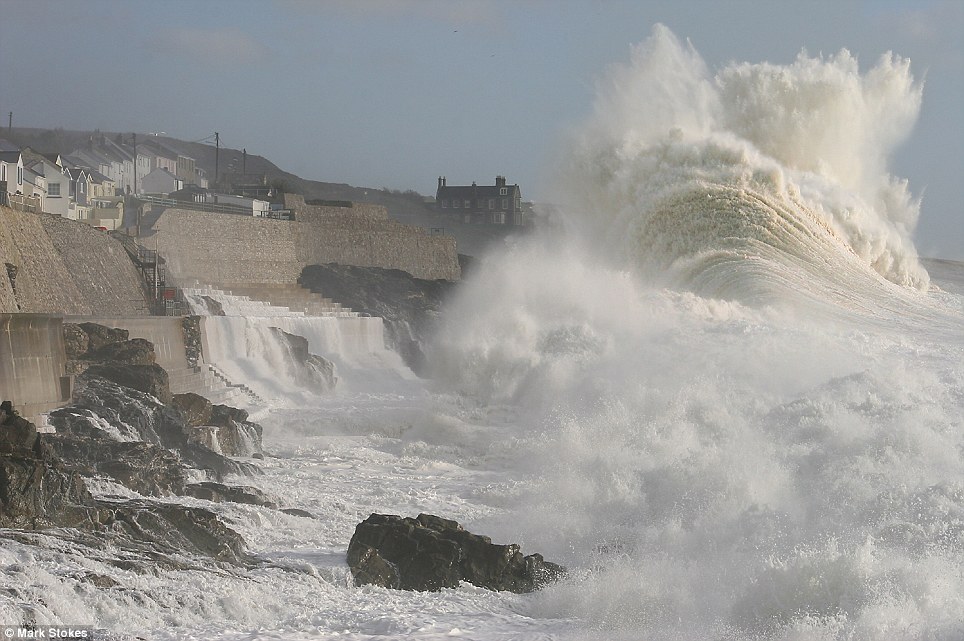 foto di mare in tempesta