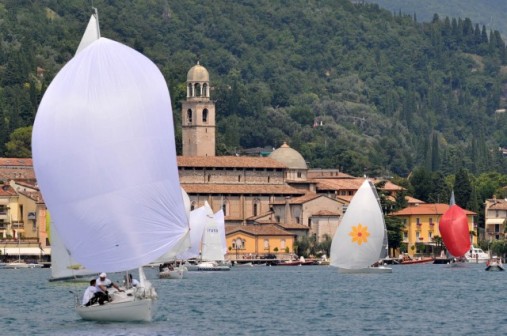 Le barche in regate davanti al lungolago di Salò