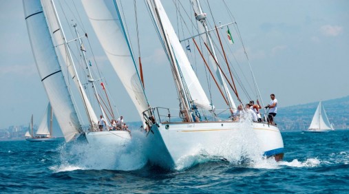 Due imbarcazioni della Marina Militare durante la regata (clicca per ingrandire) - foto Francesco Rastrelli